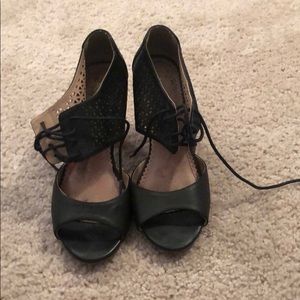 Restricted Retro Feel peep toe pumps wood heel